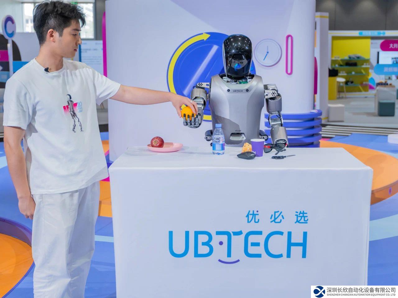 中国AI大模型+人形机器人首次线下展示，李彦宏亲测！